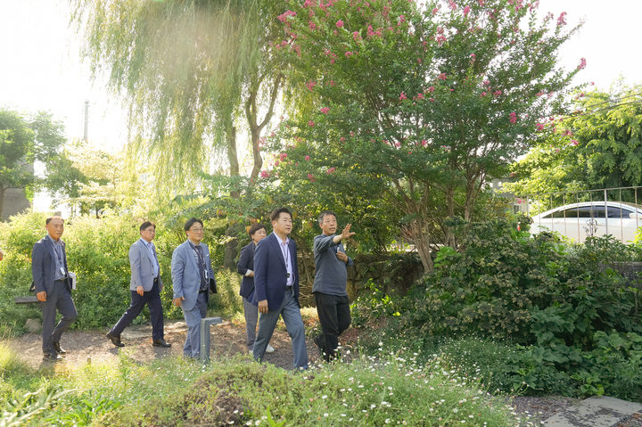 [제주=뉴시스] 오영훈 제주도지사가 지난 12일 서귀포시 효돈동 ‘베케정원’을 둘러보고 있다. (사진=제주도 제공) 2024.08.13. photo@newsis.com *재판매 및 DB 금지