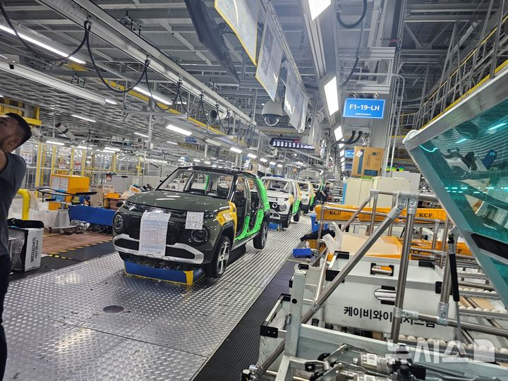 [광주=뉴시스]광주 광산구 빛그린 국가산업단지내 광주글로벌터스(GGM) 조립공장 전기차 생산라인. 