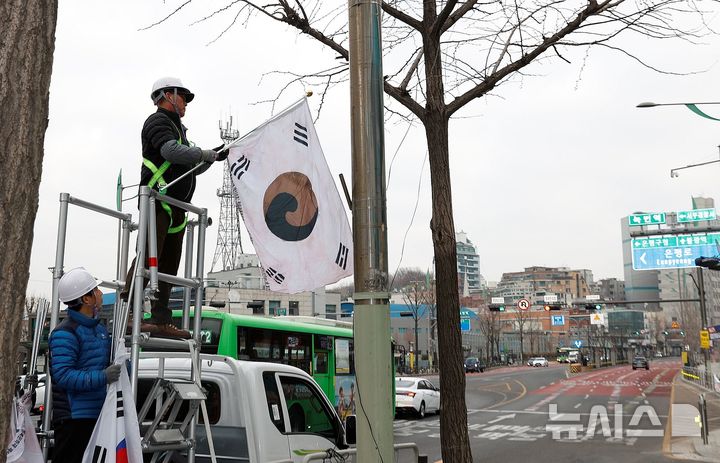 [서울=뉴시스]서울 은평구는 제79주년 광복절을 맞아 주요 간선도로에 '진관사 태극기(보물 제2142호)'를 가로기로 게양한다고 13일 밝혔다. (사진=은평구 제공). 2024.08.13. photo@newsis.com 