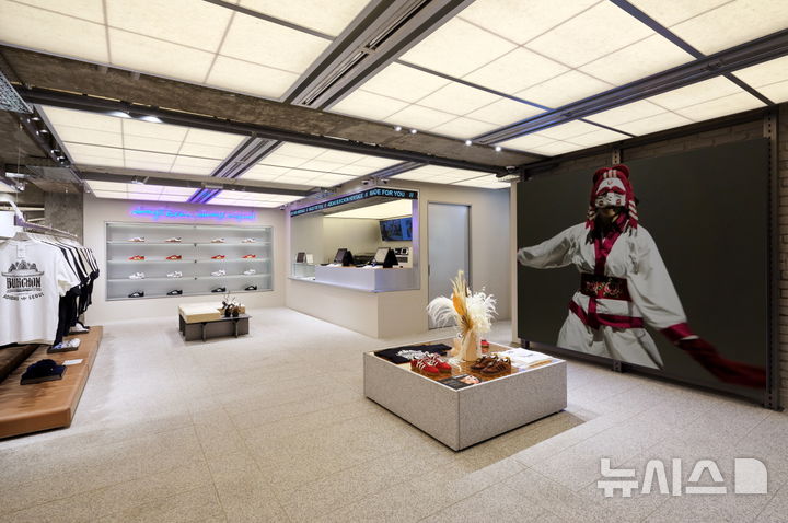 [서울=뉴시스]아디다스 북촌 헤리티지 스토어 매장 내부.2024.08.14.(사진=아디다스코리아 제공)photo@newsis.com