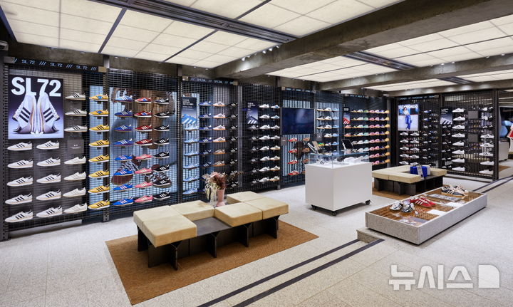 [서울=뉴시스]아디다스 북촌 헤리티지 스토어 매장 내부.2024.08.14.(사진=아디다스코리아 제공)photo@newsis.com 