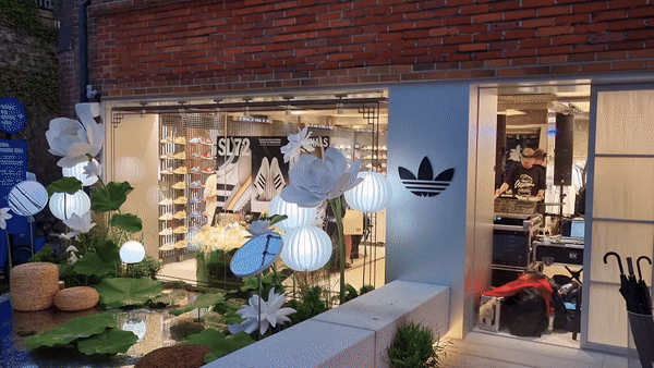 [서울=뉴시스]이준호 기자=서울 종로구 북촌에 '아디다스 북촌 헤리티지 스토어' 매장.2024.08.14.juno22@newsis.com *재판매 및 DB 금지