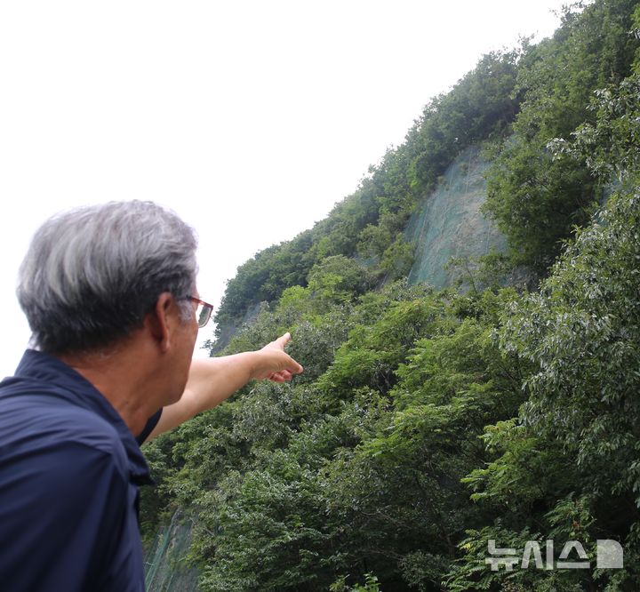 [보은=뉴시스] 13일 내북면애향동지회 회원이 이승칠 지사가 투신한 봉황대를 가리키고 있다. 2024.08.13. juyeong@newsis.com *재판매 및 DB 금지