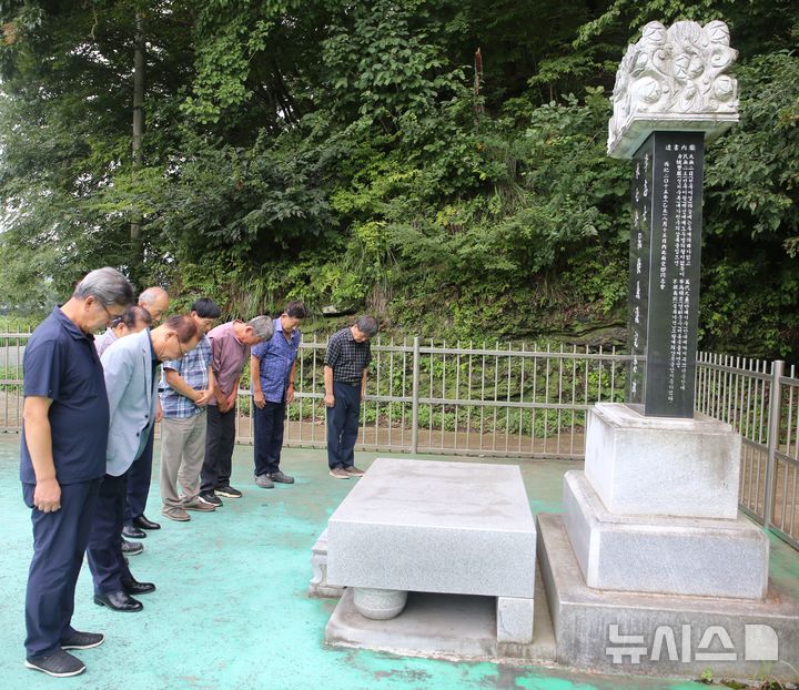 [보은=뉴시스] 13일 내북면애향동지회 회원들이 이승칠 지사 공적비 앞에서 추모 묵념을 하고 있다. 2024.08.13. juyeong@newsis.com  *재판매 및 DB 금지