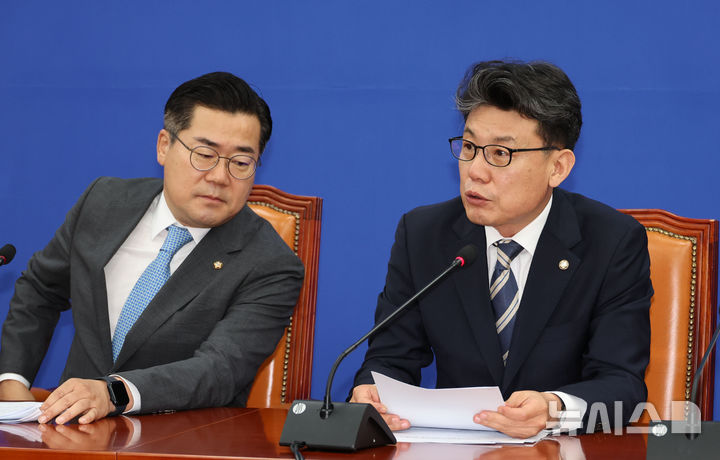 [서울=뉴시스] 권창회 기자 = 진성준 더불어민주당 정책위의장이 13일 오전 서울 여의도 국회에서 열린 정책조정회의에서 발언하고 있다. 2024.08.13. kch0523@newsis.com