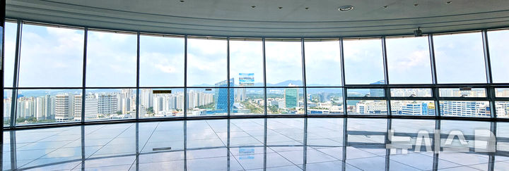 [나주=뉴시스] 나주혁신도시 빛가람전망대가 내부 새단장을 마치고&nbsp; '360도 파노라마뷰 조망권'을 선사한다. (사진=나주시 제공) photo@newsis.com *재판매 및 DB 금지