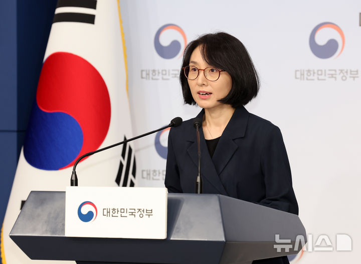 [서울=뉴시스] 배훈식 기자 = 정경실 보건복지부 의료개혁추진단장이 13일 오전 서울 종로구 정부서울청사 별관에서 의료개혁 추진상황을 발표하고 있다. 2024.08.13. dahora83@newsis.com