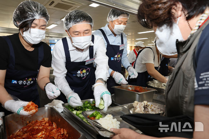 고병일 광주은행장(왼쪽 두 번째)이 말복을 앞두고 광주지역 어르신들에게 삼계탕 나눔 배식봉사를 하고 있다. (사진=광주은행 제공) 2024.08.13. photo@newsis.com *재판매 및 DB 금지