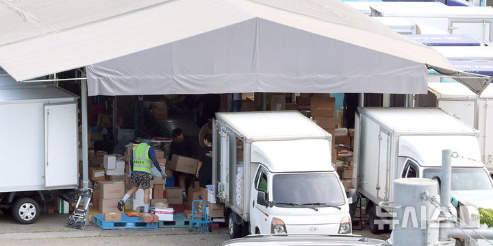 [인천=뉴시스] 전진환 기자 = CJ대한통운과 한진·롯데글로벌로지스·우체국소포·로젠택배는 14일을 '택배 쉬는 날'로 정하고 광복절인 15일까지 이틀간 배송하지 않는다고 밝혔다. 단 자체 배송망을 갖춘 쿠팡과 SSG닷컴 등 업체와 편의점의 자체 배송망을 이용하는 반값 택배는 정상 배송한다. 사진은 13일 오전 인천의 한 택배물류센터.&nbsp; 2024.08.13. amin2@newsis.com