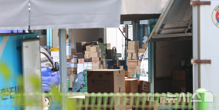 [인천=뉴시스] 전진환 기자 = 사진은 인천의 한 택배물류센터 모습. 본 기사와 직접 관련 없음. 2024.08.13. amin2@newsis.com