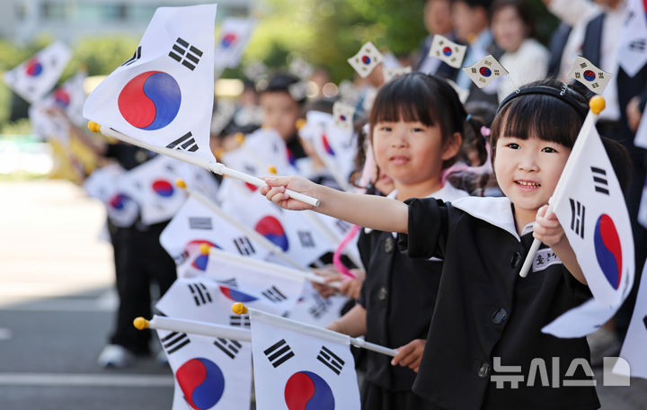 [대구=뉴시스] 이무열 기자 = 광복절을 이틀 앞둔 13일 대구 북구 동화훼밀리타운 아파트에서 열린 ‘광복 79주년 나라사랑 전 세대 태극기 달기 운동’에서 어린이집 원생들이 태극기를 흔들고 있다. 2024.08.13. lmy@newsis.com