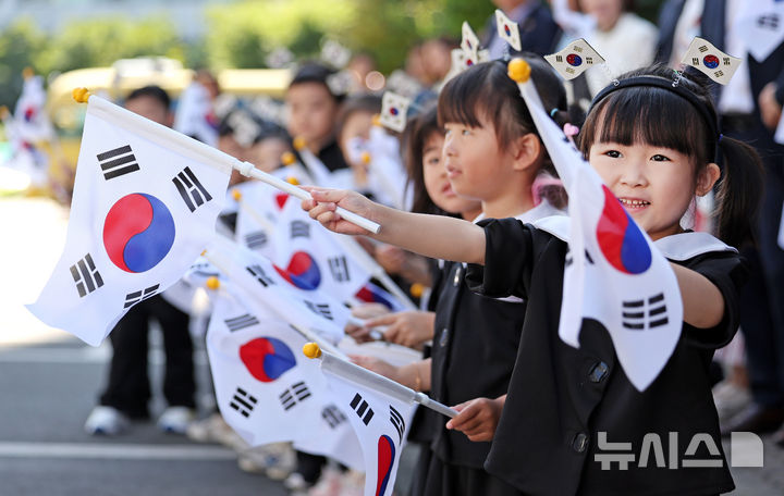 [대구=뉴시스] 이무열 기자 = 광복절을 이틀 앞둔 13일 대구 북구 동화훼밀리타운 아파트에서 열린 ‘광복 79주년 나라사랑 전 세대 태극기 달기 운동’에서 어린이집 원생들이 태극기를 흔들고 있다. 2024.08.13. lmy@newsis.com