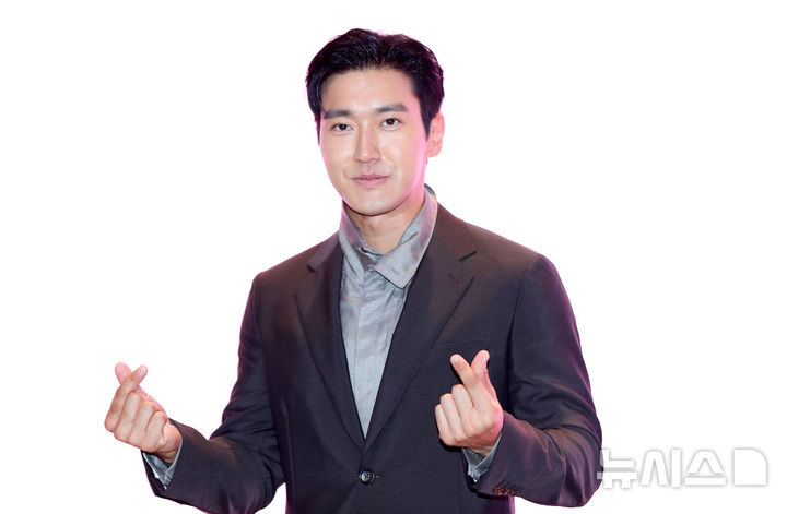 [서울=뉴시스] 김혜진 기자 = 배우 최시원이 13일 오후 서울 영등포구 글래드 여의도에서 열린 TV 조선 새 주말드라마 'DNA 러버' 제작발표회에서 포즈를 취하고 있다. 2024.08.13. jini@newsis.com