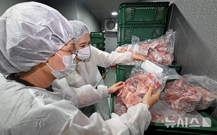 [대구=뉴시스] 이무열 기자 = 추석 명절을 앞둔 지난 8월 13일 대구 북구 한 축산물 가공업체에서 대구시 농산유통과 직원들이 축산물위생관리검사를 하고 있다. (해당 제품은 기사와 직접 관련이 없습니다.) 2024.08.13. lmy@newsis.com