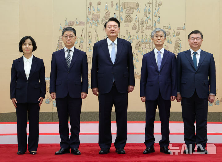 [서울=뉴시스] 조수정 기자 = 윤석열 대통령이 13일 서울 용산 대통령실 청사에서 신임 대법관들에게 임명장을 수여한 뒤 조희대 대법원장과 기념촬영하고 있다. 왼쪽부터 이숙연 대법관, 노경필 대법관, 윤 대통령, 조 대법원장, 박영재 대법관. 2024.08.13. chocrystal@newsis.com