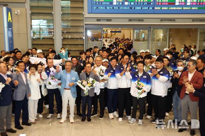 [인천공항=뉴시스] 황준선 기자 = 2024 파리올림픽에 출전한 대한민국 선수단 본진과 이기흥 대한체육회장 등이 13일 오후 인천국제공항을 통해 귀국해 파이팅을 외치고 있다. 2024.08.13. hwang@newsis.com