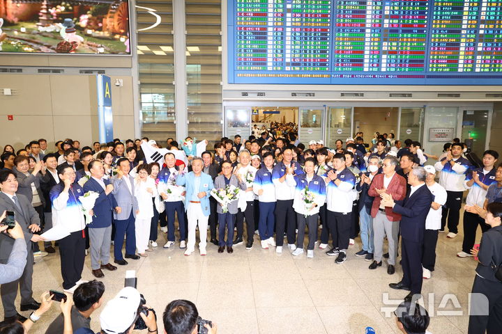 [인천공항=뉴시스] 황준선 기자 = 2024 파리올림픽에 출전한 대한민국 선수단 본진이 이기흥 대한체육회장 등과 함께 13일 오후 인천국제공항을 통해 귀국해 파이팅을 외치고 있다. 2024.08.13. hwang@newsis.com