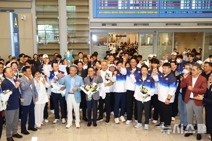 [인천공항=뉴시스] 황준선 기자 = 2024 파리올림픽에 출전한 대한민국 선수단 본진이 이기흥 대한체육회장 등과 함께 13일 오후 인천국제공항을 통해 귀국해 파이팅을 외치고 있다. 2024.08.13. hwang@newsis.com