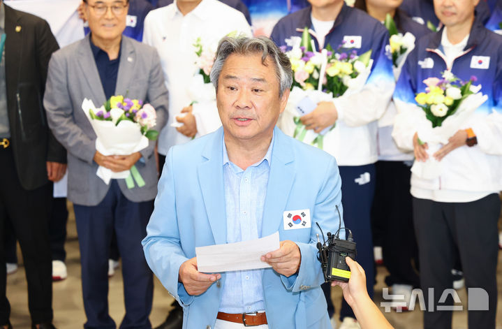 [인천공항=뉴시스] 황준선 기자 = 이기흥 대한체육회장이 13일 오후 2024 파리올림픽을 마친 뒤 인천국제공항을 통해 귀국하며 취재진에 입장을 밝히고 있다. 2024.08.13. hwang@newsis.com