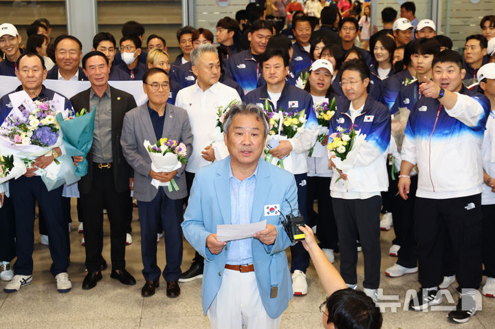 [인천공항=뉴시스] 황준선 기자 = 이기흥 대한체육회장이 13일 오후 2024 파리올림픽을 마친 뒤 인천국제공항을 통해 귀국하며 취재진에 입장을 밝히고 있다. 2024.08.13. hwang@newsis.com