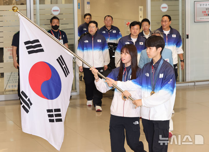 [인천공항=뉴시스] 황준선 기자 = 2024 파리올림픽에 참가한 대한민국 선수들이 13일 오후 인천국제공항을 통해 귀국하고 있다. 2024.08.13. hwang@newsis.com