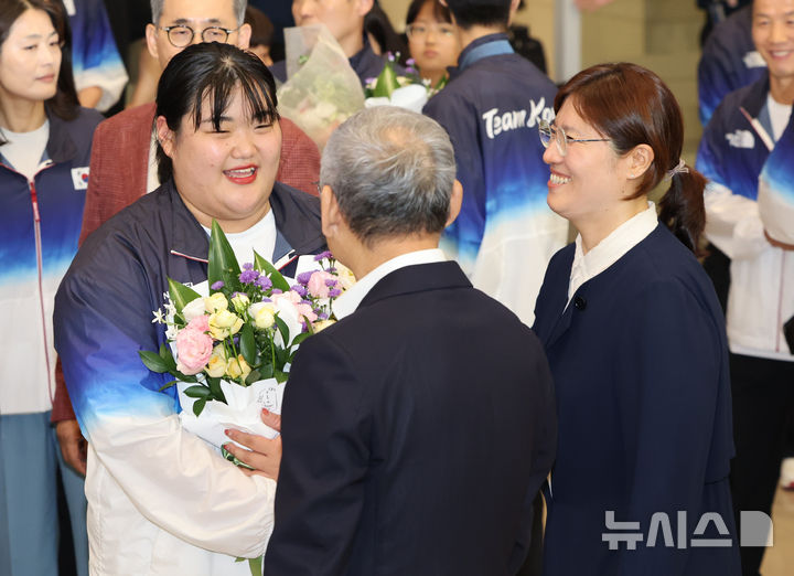 [인천공항=뉴시스] 황준선 기자 = 2024 파리올림픽 역도에 출전한 박혜정(왼쪽부터)과 유인촌 문화체육관광부 장관, 장미란 문화체육관광부 차관이 13일 오후 인천국제공항을 통해 귀국하며 대화하고 있다. 2024.08.13. hwang@newsis.com