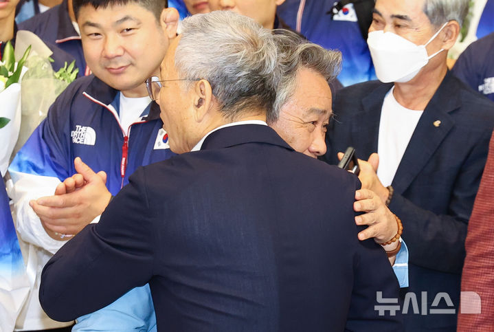 [인천공항=뉴시스] 황준선 기자 = 이기흥(왼쪽) 대한체육회장이 지난달 13일 오후 2024 파리올림픽을 마친 뒤 인천국제공항을 통해 귀국하며 유인촌 문화체육관광부 장관과 포옹하고 있다. 2024.08.13. hwang@newsis.com