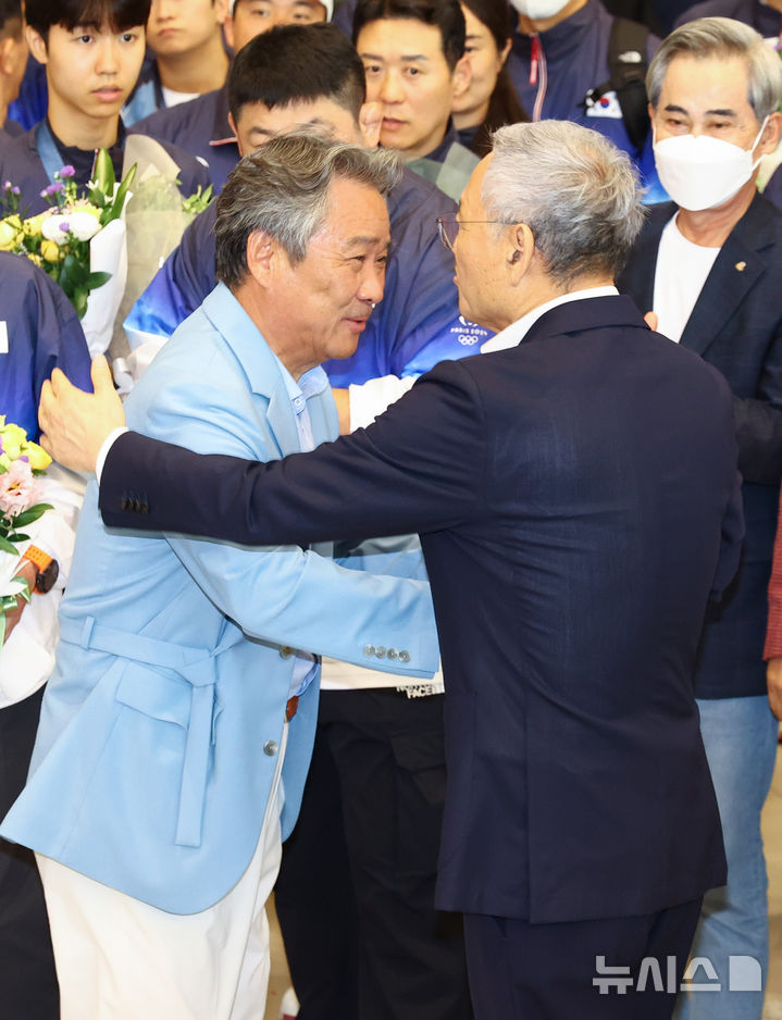 [인천공항=뉴시스] 황준선 기자 = 이기흥(왼쪽) 대한체육회장이 13일 오후 2024 파리올림픽을 마친 뒤 인천국제공항을 통해 귀국하며 유인촌 문화체육관광부 장관과 포옹하고 있다. 2024.08.13. hwang@newsis.com