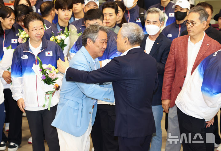 [인천공항=뉴시스] 황준선 기자 = 이기흥(왼쪽) 대한체육회장이 지난달 13일 오후 2024 파리올림픽을 마친 뒤 인천국제공항을 통해 귀국하며 유인촌 문화체육관광부 장관과 포옹하고 있다. 2024.08.13. hwang@newsis.com