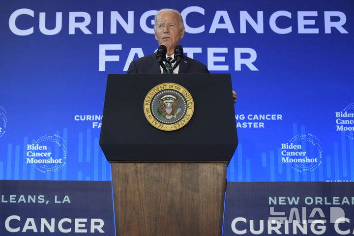 [뉴올리언스=AP/뉴시스] 조 바이든 미국 대통령이 13일(현지시각) 루이지애나주 뉴올리언스의 툴레인대학에서 열린, 암 사망률을 줄이기 위한 '문샷'(Cancer Moonshot)' 프로젝트 행사에 참석해 연설하고 있다. 바이든 대통령은 이 자리에서 "가자지구 휴전 협상이 성사되면 이란의 이스라엘을 공격을 막을 수 있을 것"이라고 말했다. 2024.08.14.
