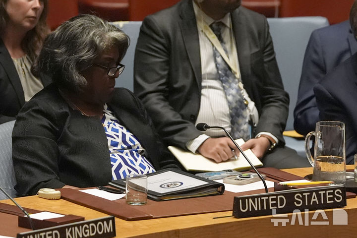 [유엔본부=AP/뉴시스]린다 토마스-그린필드 유엔 주재 미 대사가 유엔 안전보장이사회에 참석한 모습. 그는 12일(현지시각) 아프리카 국가의 유엔 안보리 상임이사국 진출에 동의한다고 밝혔다. 2024.9.13. 