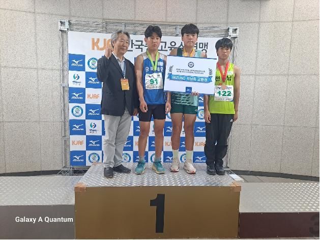 [울산=뉴시스] 울산 서생중학교는 1학년 김정윤 학생(가운데)이 '제53회 추계 전국중고등학교육상경기대회' 남중부 창던지기에서 금메달을 획득했다고 14일 밝혔다. (사진=서생중 제공) 2024.08.14. photo@newsis.com *재판매 및 DB 금지