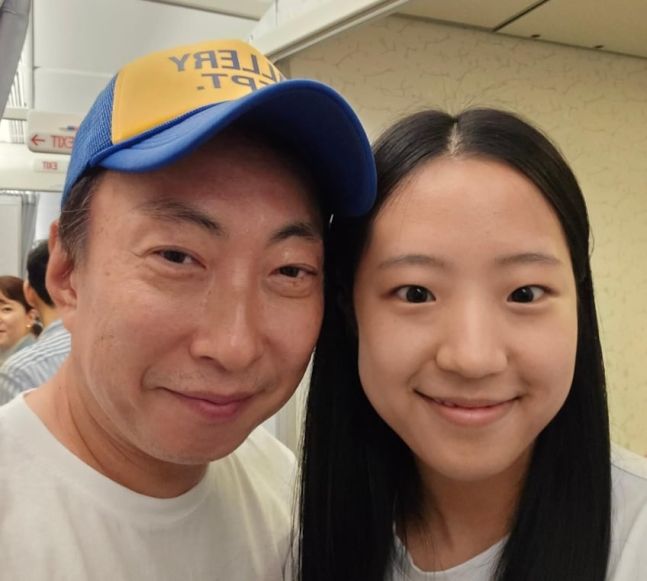 [서울=뉴시스] 개그맨 박명수가 한국 탁구대표팀 신유빈과 함께 찍은 사진을 공개해 화제가 됐다. (사진= 인스타그램) *재판매 및 DB 금지