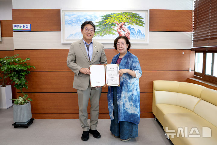 [김해=뉴시스] 윤쌍웅 작가의 소나무 회화 '일월 홍송'. (사진=김해시 제공) 2024.08.14. photo@newsis.com 