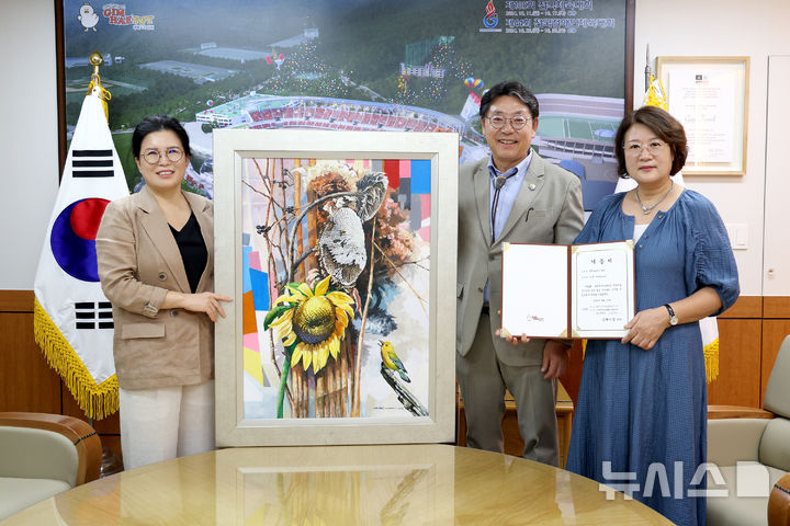 [김해=뉴시스] 박귀애 작가의 회화 '향연'. (사진=김해시 제공) 2024.08.14. photo@newsis.com 