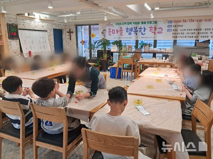 [안산=뉴시스] 안산교육지원청 늘봄공유학교 중 하나인 행복한마을 작은도서관에서 학생들이 플라워아트 수업을 받고 있다.(사진=안산교육지원청 제공)2024.08.14.photo@newsis.com