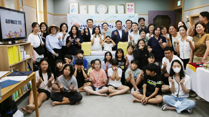 한국거래소는 부산 연제구 연산 지역아동센터 재단장을 마치고 지난 13일 'KRX지역아동센터' 개소식을 개최했다. 정은보 한국거래소 이사장(현수막 기준 좌측)과 이미숙 연산지역아동센터 센터장(현수막 기준 가운데), 주석수 연제구청장(현수막 기준 우측)이 지역아동센터 아동들과 기념 촬영을 하고 있다. (사진=한국거래소 제공) photo@newsis.com *재판매 및 DB 금지