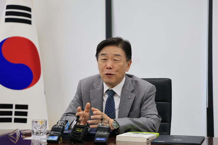 [천안=뉴시스] 박우경 기자= 이른바 '뉴라이트 성향 논란'을 둘러싼 김형석 독립기념관장의 인선을 두고 정치권의 갈등이 계속되는 가운데 광복회가 그의 임명을 무효로 해달라고 낸 집행정지 심문이 내주 진행된다. 사진은 지난14일 김형석 신임 독립기념관장이 독립기념관 겨레누리관에서 열린 기자회견에서 발언하고 있는 모습. 2024.8.14. spacedust1@newsis.com *재판매 및 DB 금지