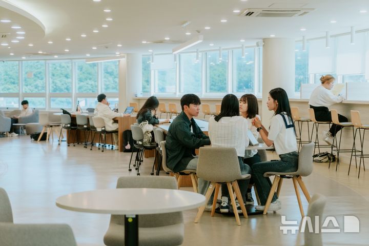 [용인=뉴시스] 단국대학교 학생들이 자유롭게 토론을 하고 있다. (사진=단국대 제공) 2024.08.14. photo@newsis.com 