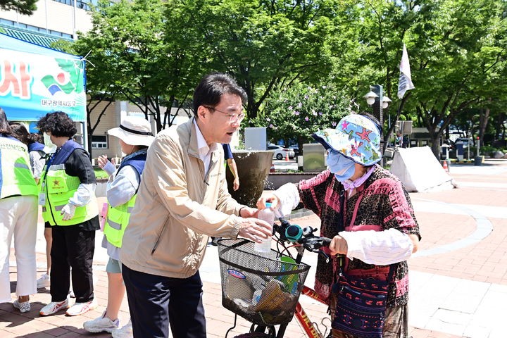 [대구=뉴시스] 윤석준 동구청장이 대구 동구청 광장에서 주민에게 생수를 나눠주고 있다. (사진=대구시 동구 제공) 2024.08.14. photo@newsis.com  *재판매 및 DB 금지