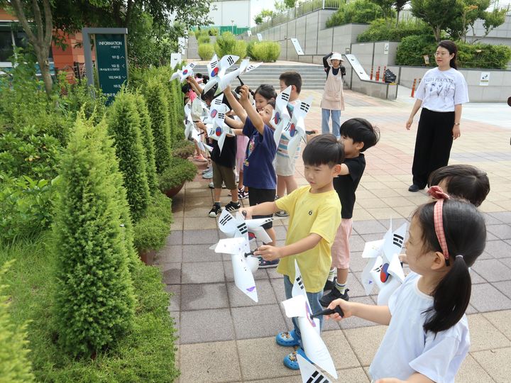 [세종=뉴시스]한국서부발전 직장보육시설인 새빛어린이집 어린이들이 직접 만든 태극기 바람개비를 흔들면서 제79주년 광복절의 의미를 되새기고 있다.(사진=한국서부발전 제공) *재판매 및 DB 금지