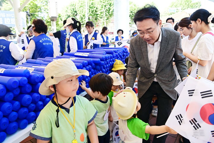 [대구=뉴시스] 한국자유총연맹 대구동구지회는 14일 대구 동구 신암동 큰고개오거리에서 '나라사랑 태극기 달기 캠페인'을 진행했다. (사진=대구시 동구 제공) 2024.08.14. photo@newsis.com *재판매 및 DB 금지