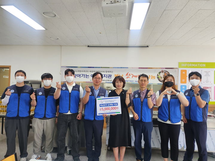 [울산=뉴시스] 한국수력원자력 새울원자력본부(본부장 소유섭)는 14일 말복을 맞아 울주군 서부노인복지관에서 지역의 어르신을 대상으로 ‘찾아가는 이동복지관 삼계탕 나눔 행사’를 했다고 밝혔다. (사진= 새울원전 제공) 2024.08.14.photo@newsis.com *재판매 및 DB 금지