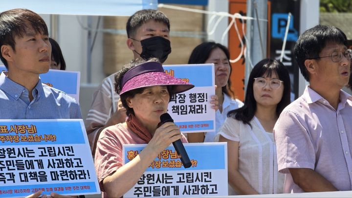 [창원=뉴시스] 강경국 기자 = 경남 창원시 의창구 명서동 주민들이 14일 주차장 문제 해결을 촉구하는 기자회견을 열고 있다. (사진=독자 제공). 2024.08.14. photo@newsis.com *재판매 및 DB 금지