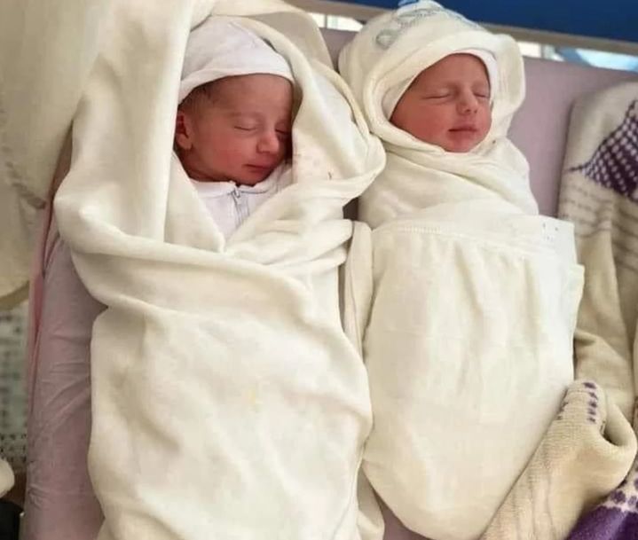 [서울=뉴시스]아버지가 출생 신고를 위해 관공서를 찾은 사이 이스라엘군의 공습으로 태어난 지 사흘만에 목숨을 잃은 가자지구 데이르 알-발라의 쌍둥이 남매. <사진 출처 : CNN> 2024.08.14.