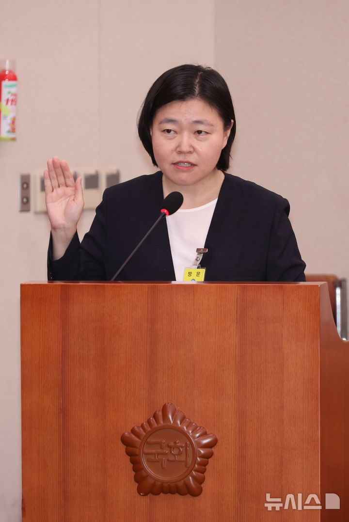 [서울=뉴시스] 고승민 기자 = 임은정 검사가 14일 서울 여의도 국회에서 열린 제417회 국회 임시회 제1차 법제사법위원회, 검사(김영철) 탄핵소추사건 조사 청문회에 증인으로 출석해 선서를 하고 있다. 2024.08.14. kkssmm99@newsis.com