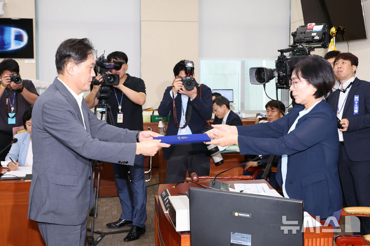 [서울=뉴시스] 권창회 기자 = 김태규 방송통신위원장 직무대행이 14일 오전 서울 여의도 국회에서 열린 과학기술정보방송통신위원회 전체회의 불법적 방문진 이사 선임 등 방송장악 관련 2차 청문회에서 최민희 위원장에게 선서문을 제출하고 있다. 2024.08.14. kch0523@newsis.com