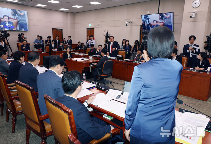 [서울=뉴시스] 고승민 기자 = 전현희 더불어민주당 법사위원과 송석준 국민의힘 법사위원이 14일 서울 여의도 국회에서 열린 제417회 국회 임시회 제1차 법제사법위원회, 검사(김영철) 탄핵소추사건 조사 청문회에서 언쟁을 벌이고 있다. 2024.08.14. kkssmm99@newsis.com