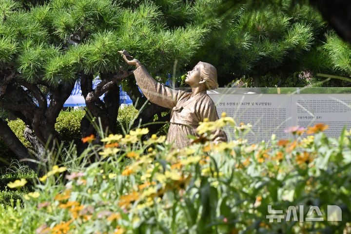 [광주=뉴시스] 박기웅 기자 = 일본군 위안부 피해자들을 기리는 평화의 소녀상에 '말뚝테러'를 저지른 혐의로 재판에 넘겨진 일본 극우 정치인 스즈키 노부유키(60)씨의 재판이 피고인의 거듭된 불출석으로 13년째 공전 중이다. 스즈키씨가 이날도 재판에 나오지 않아 재판 시작은 또다시 해를 넘기게 됐다. 사진은 일본군 위안부 피해자 기림의 날을 맞아 '북구소녀상 7주년 기억식'이 열린 14일 오전 광주 북구청광장에 설치된 소녀상. 2024.08.14. pboxer@newsis.com