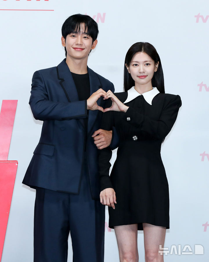 [서울=뉴시스] 김혜진 기자 = 배우 정해인, 정소민이 14일 오전 서울 구로구 신도림 라마다 호텔에서 열린 tvN 새 토일드라마 '엄마친구아들' 제작발표회에서 포즈를 취하고 있다. 2024.08.14. jini@newsis.com